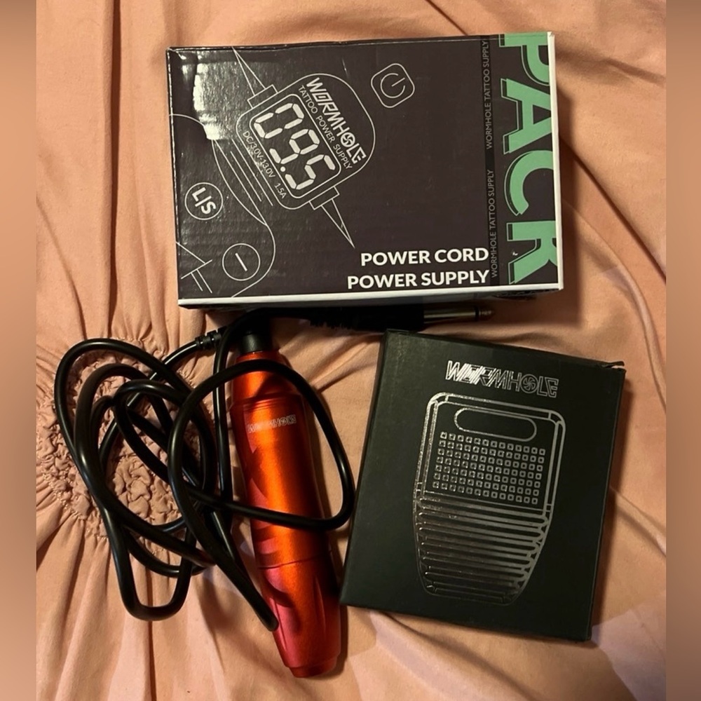 Wormhole tattoo machine with foot pedal and power supply